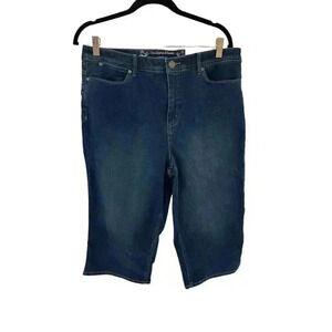 - Christopher & Banks Classic Skimmer Capris in Size 12 Ave.  NWT